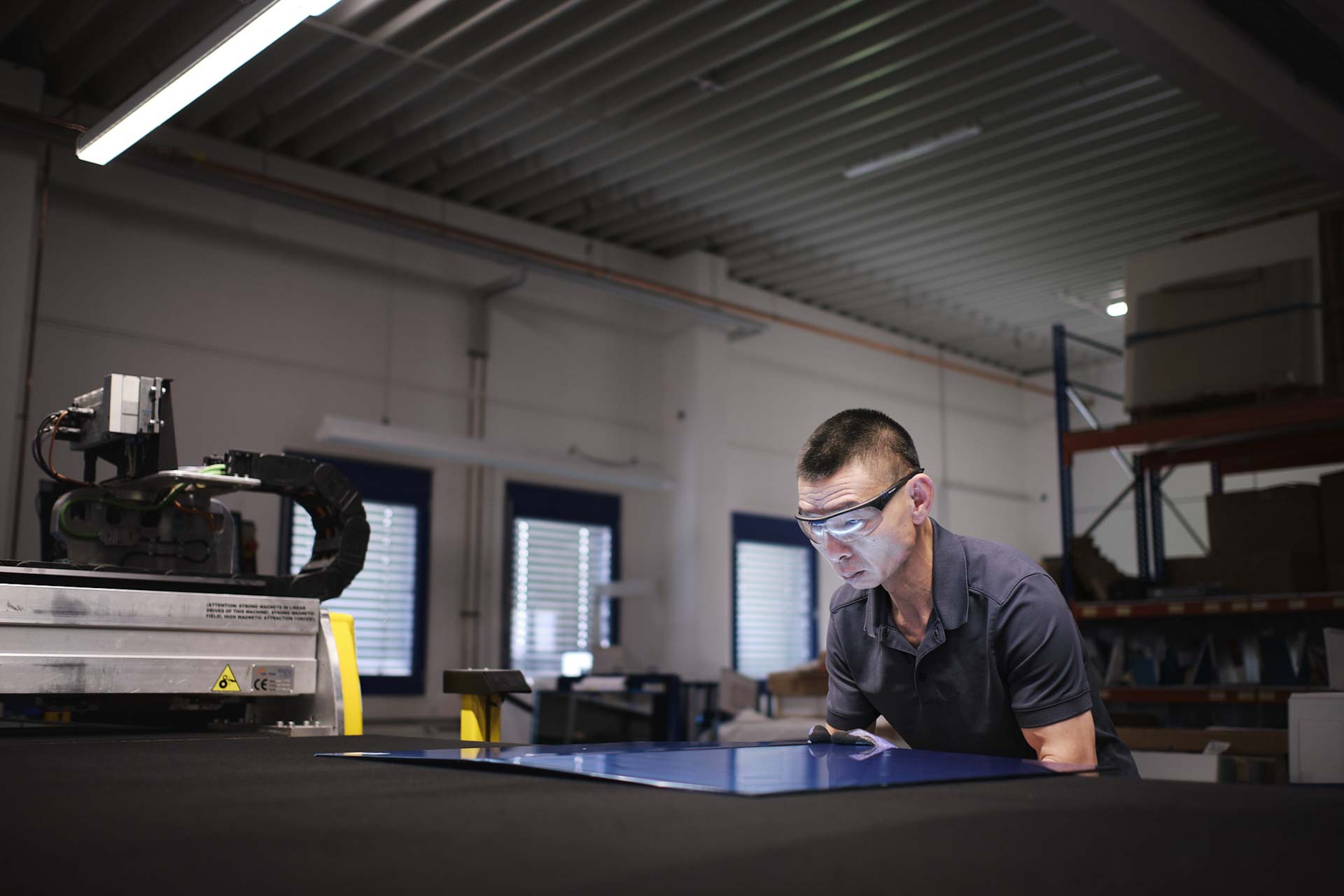 Employee cutting glas