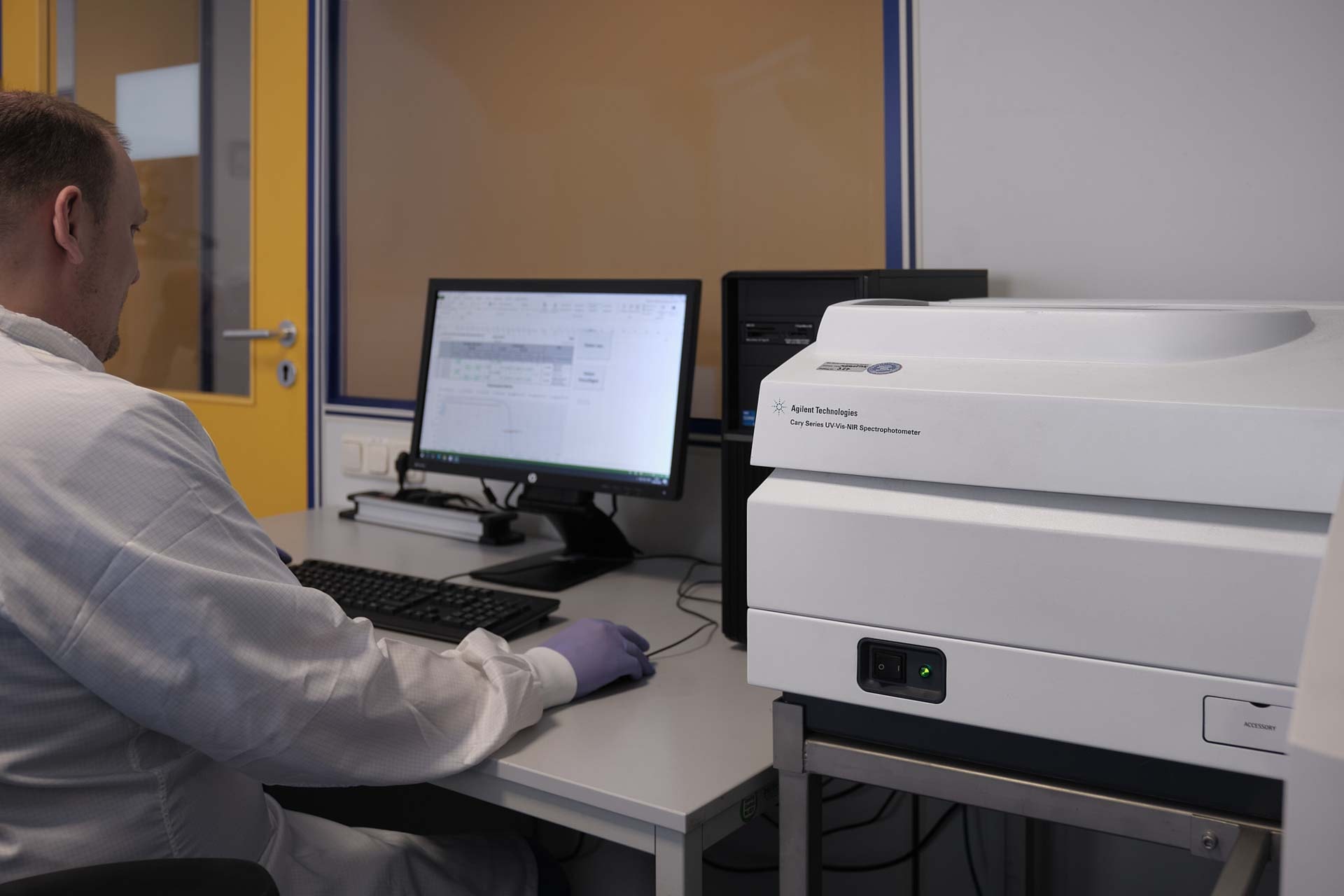 reflection and transmission measurements with the spectrophotometer