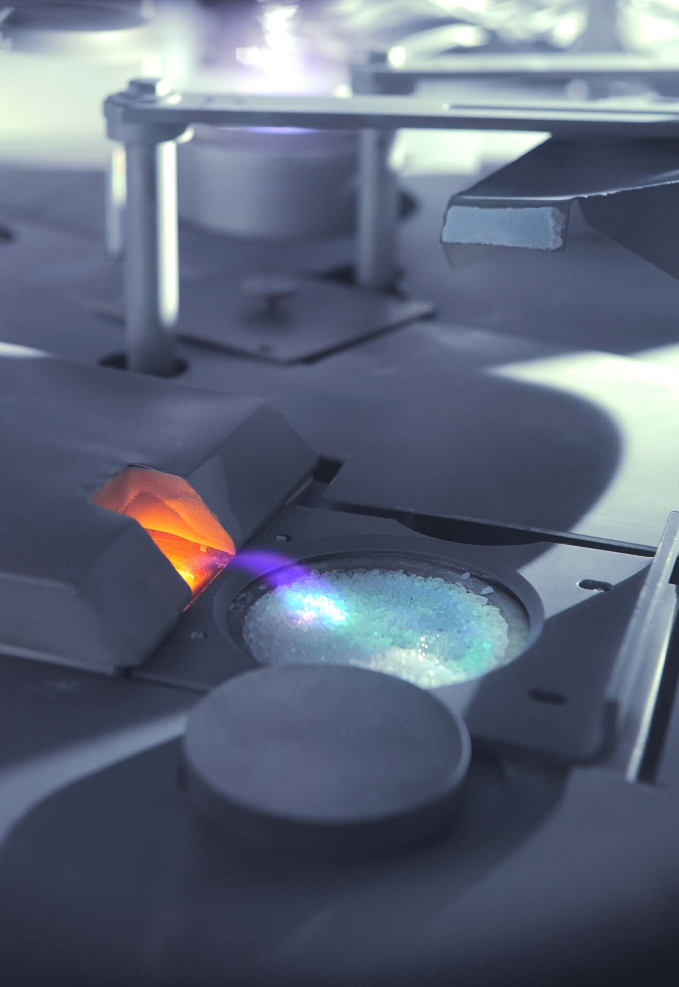 Material crucible with an electron beam gun 